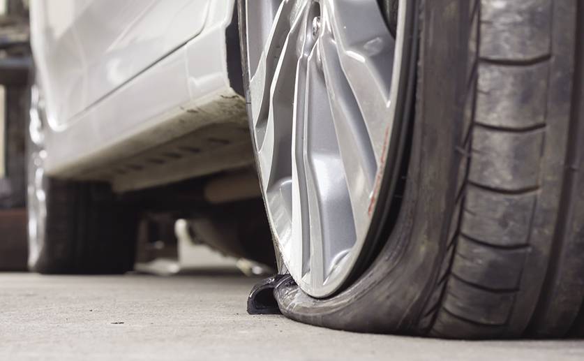 À quoi est due une crevaison de pneus ?